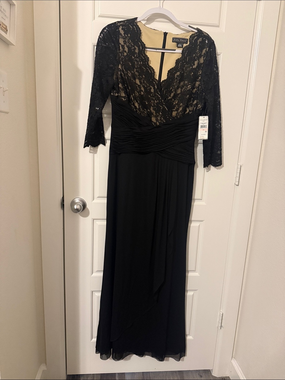 Jessica Howard Black Lace V-Neck Long Sleeve Evening Gown
